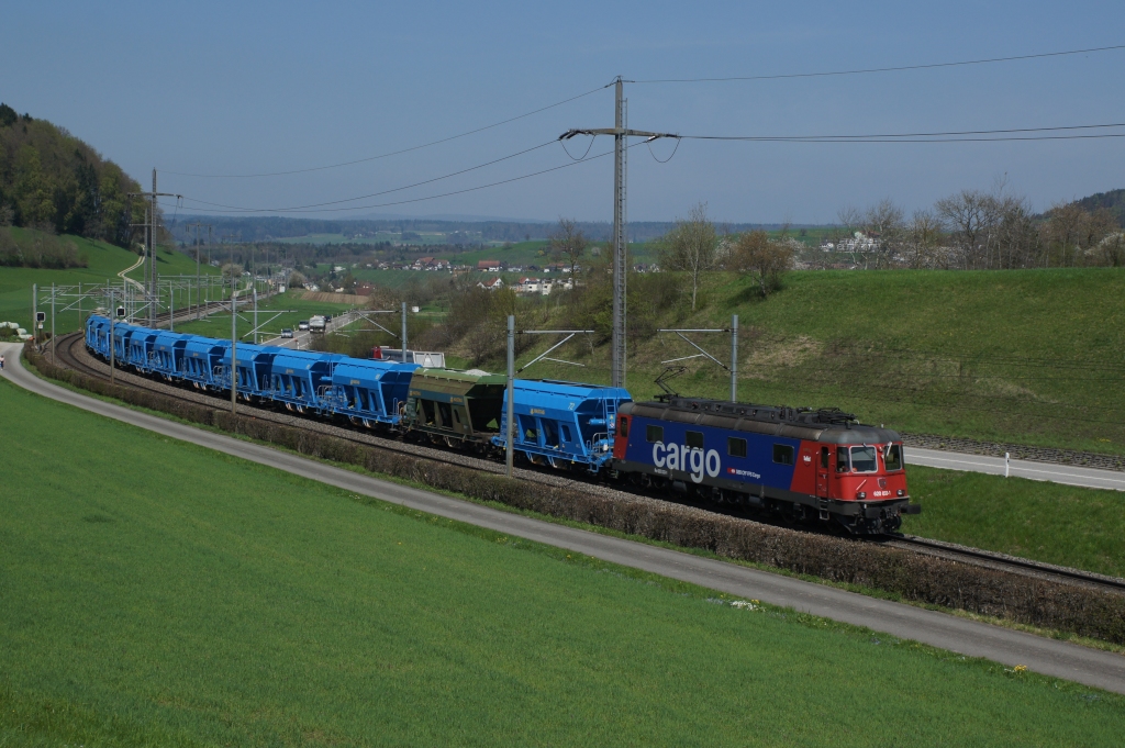 Re 620 033-1 zieht am 24.04.2013 einen Kieszug von Eglisau Richtung Glattfelden.