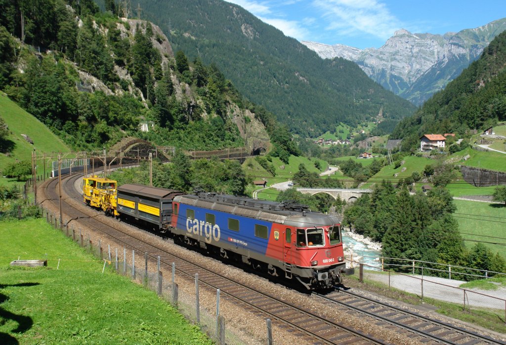 Re 620 042 mit einem kurzen Gterzug am 26.08.2010 unterwegs bei Intschi.