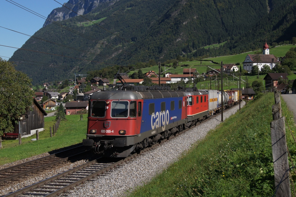 Re 620 055-4 und Re 4/4 II 11180 ziehen am 10.9.11 einen Containerzug die Gotthard-Nordrampe hinauf. Das Bild wurde bei Silenen aufgenommen.