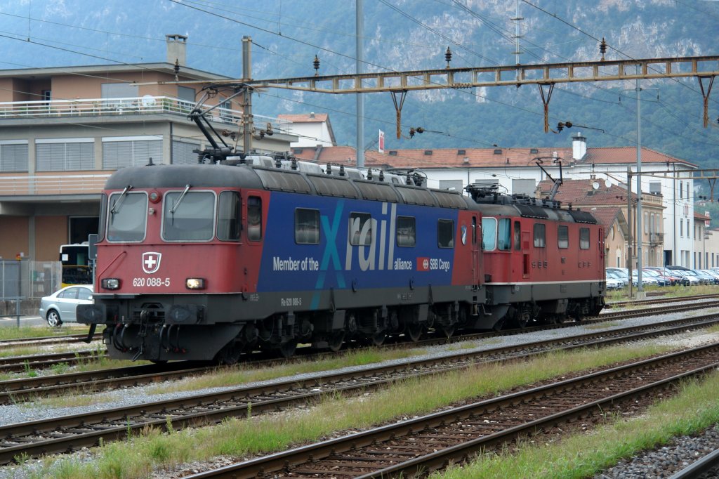 Re 620 088 und eine Re 4/4 am 27.08.2010 in Lugano.