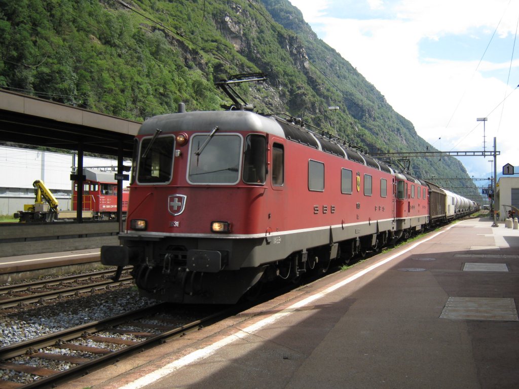Re 620 11631 + Re 420 mit Gterzug bei Durchfahrt in Biasca, 13.08.2010.