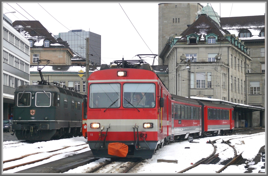 Re 6/6 11163  Eglisau  und ausfahrender BDeh 4/4 22 der AB am St.Galler nebenbahnhof. (21.12.2010)