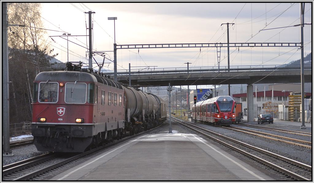 Re 6/6  11604 durchfhrt mit einem Gterzug aus Ems Werk den bahnhof Felsberg. (31.03.2013)