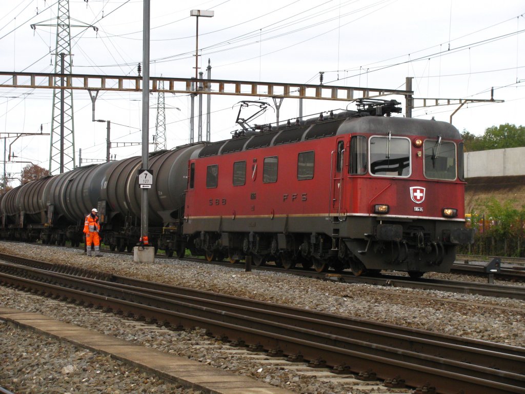 Re 6/6 11606 mit Tankzug bei Pratteln am 26.10.2009