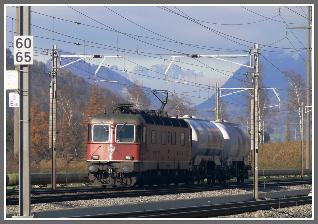 Re 6/6 11607 auf dem Weg zu den Holcim Zementwerken Untervaz bei Zizers.
Im Hintergrund unter der Nebeldecke erkennt man die Appenzeller Kreuzberge. (17.11.2010)