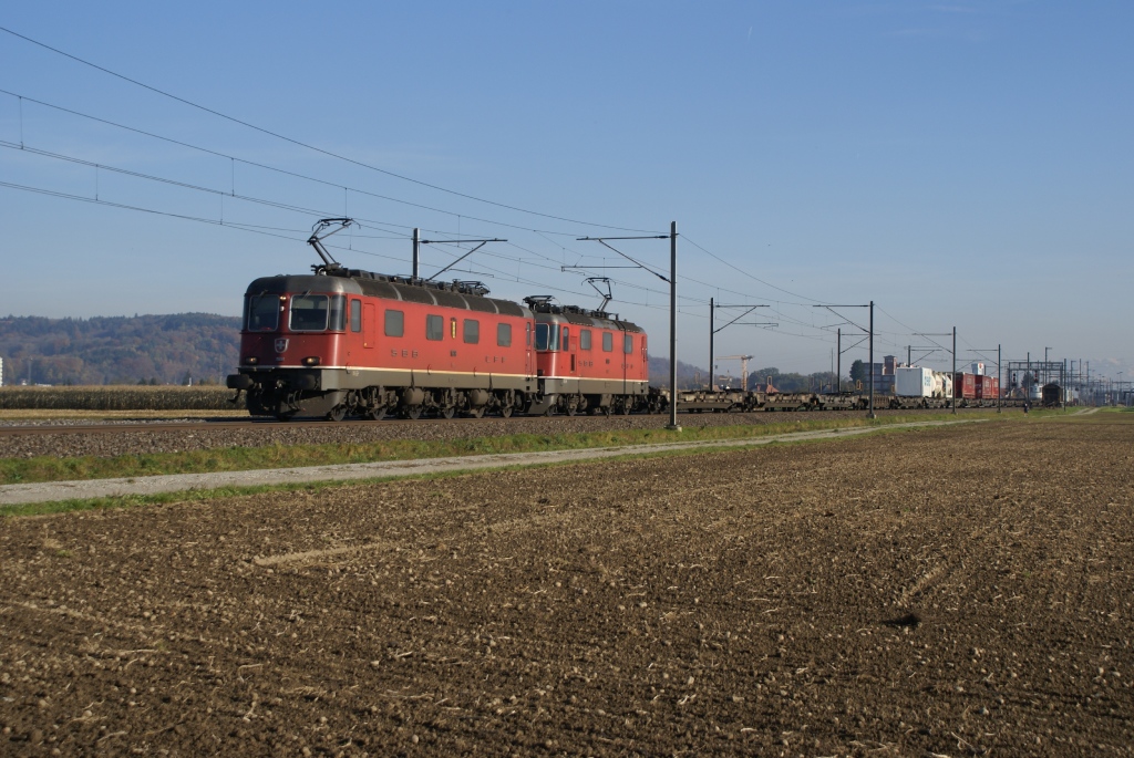 Re 6/6 11608 und Re 4/4 III 11369 befinden sich am 31.10.10 zwischen Dottikon-Dintikon und Hendschiken.