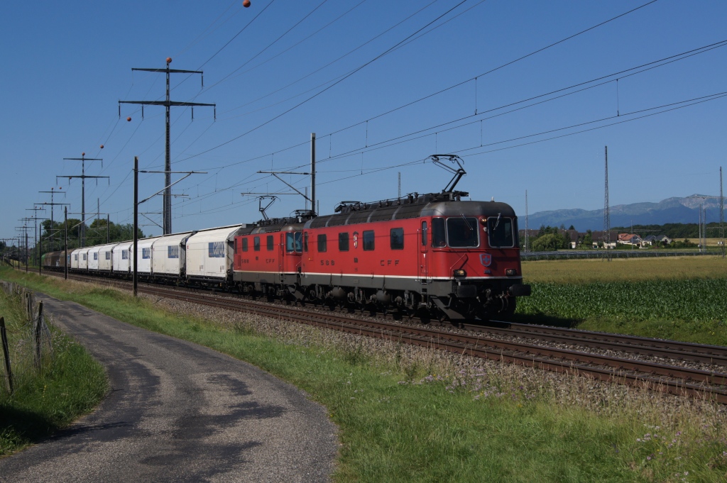 Re 6/6 11610 und Re 4/4 III 11363 ziehen am 22.6.12 einen Gterzug von Nyon Richtung Gland.