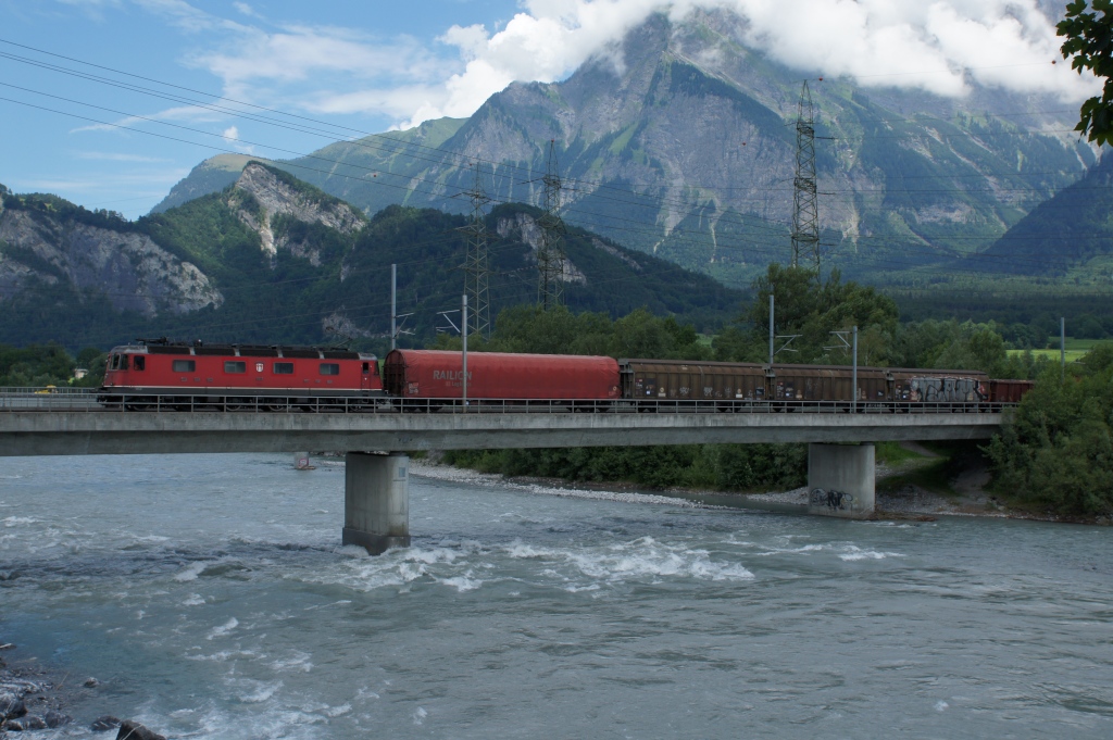 Re 6/6 11613 befindet sich am 10.7.12 mit einem Gterzug bei Bad Ragaz.