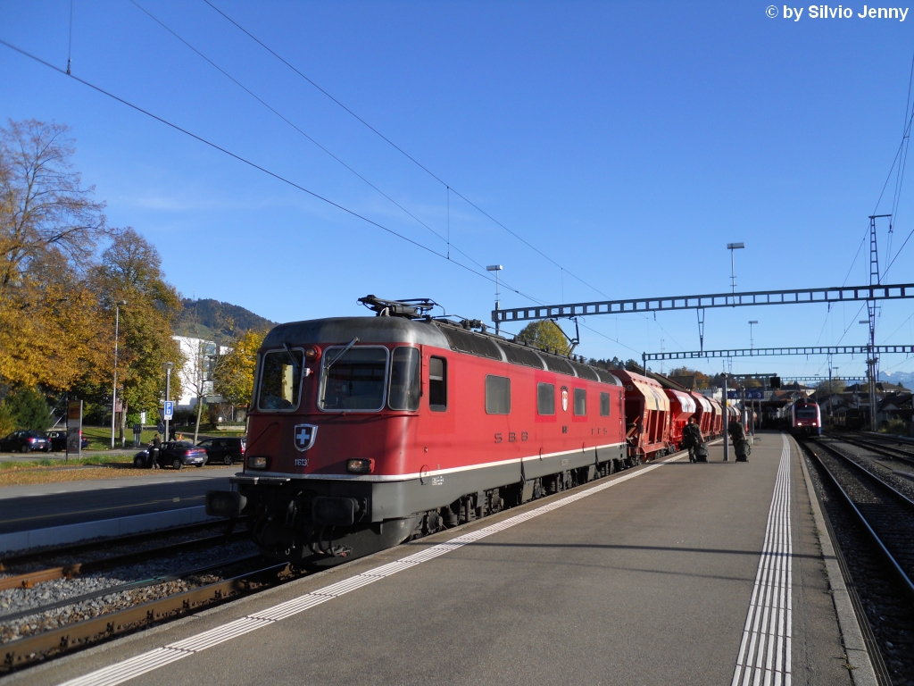 Re 6/6 11613 ''Rapperswil'' wartet am sonnigen 29.10.2010 in Hinwil mit einem leeren Kieszug auf die Abfahrt. 