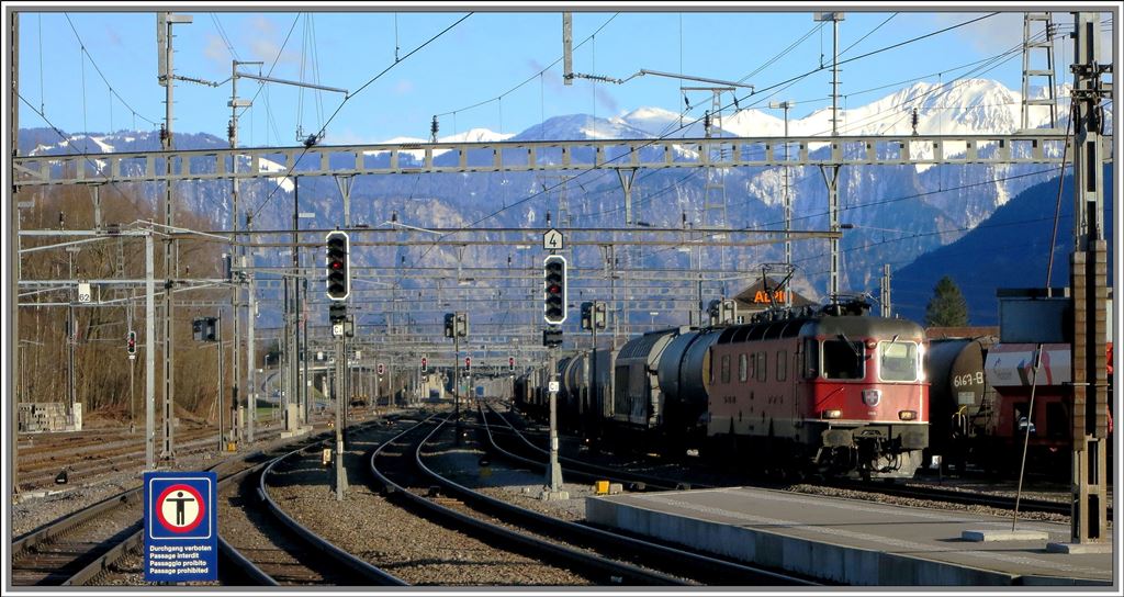 Re 6/6 11616  Illnau-Effretikon  in Sargans, Blickrichtung sdost, wo sich die Strecken nach Chur und Buchs SG via Schlaufe teilen. (19.03.2013)