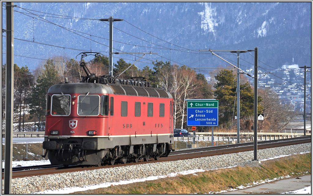 Re 6/6 11624 ist als Leerfahrt auf dem Dreischienengleis von Ems Werk Richtung Chur unterwegs. Achtung Ausfahrt Chur Sd nicht verpassen :-) (15.01.2013)