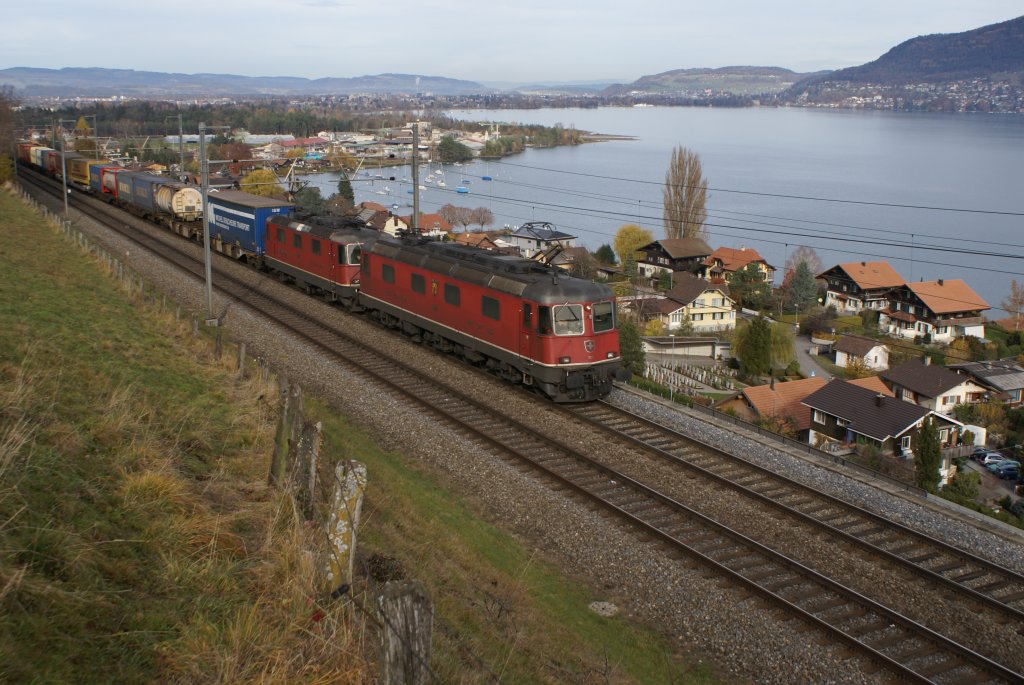 Re 6/6 11628 und Re 4/4 II 11274 fahren am 14.11.09 hoch ber dem Thunersee Richtung Spiez.