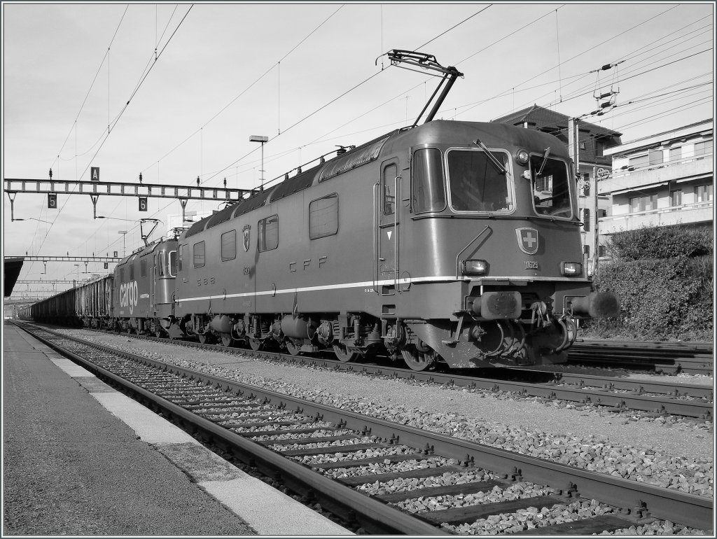 Re 6/6 11629 und eine Re 4/4 II mit einem Eaos Gterzug am 26. Jan. 2011 in Renens VD. 
