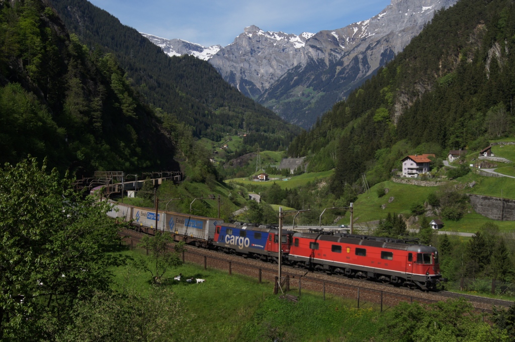 Re 6/6 11632 und Re 420 344-4 befinden sich am 10.5.12 unterhalb von Gurtnellen