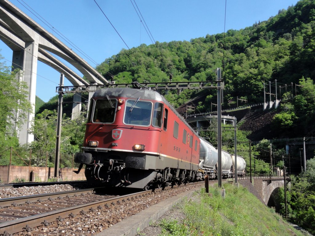 Re 6/6 11634 mit kurzem GZ in den Kehrschleifen der Biaschina-Schlucht am 24.05.2012