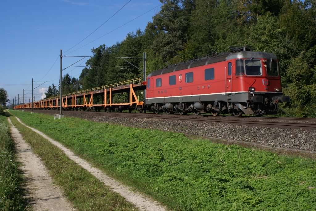 Re 6/6 11635 fhrt am 10.9.10 mit leeren Autowagen von Herzogenbuchsee Richtung Langenthal.