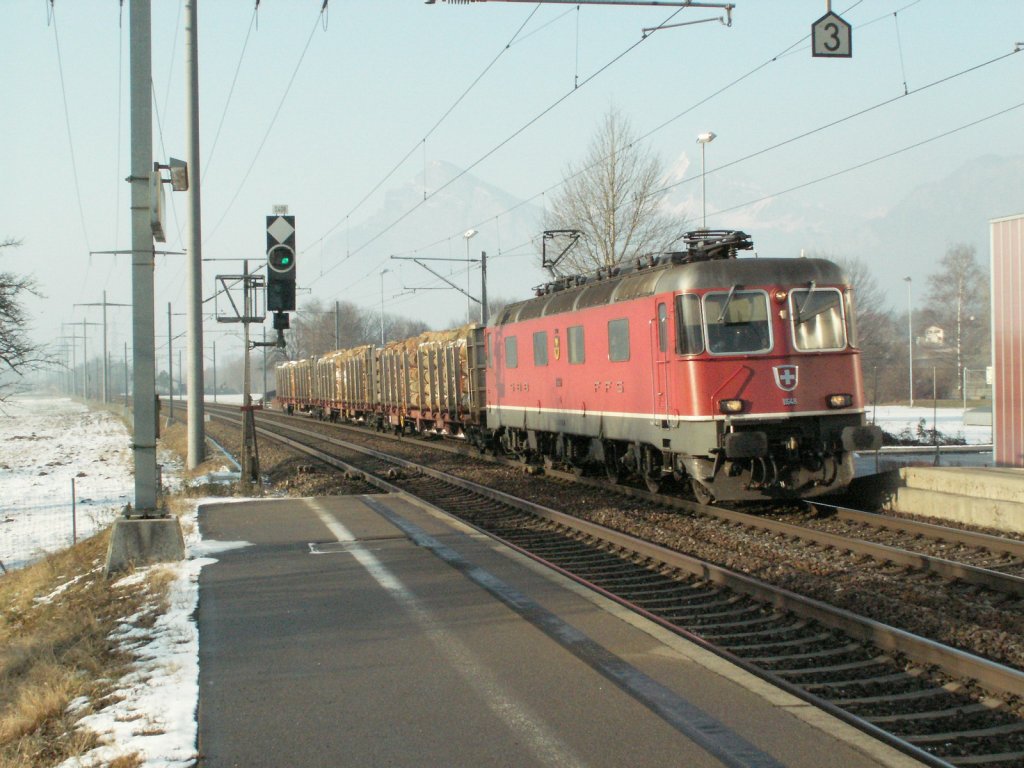Re 6/6 11648 mit einem Holztransport nach Domat-Ems bei Maienfeld 12.01.10