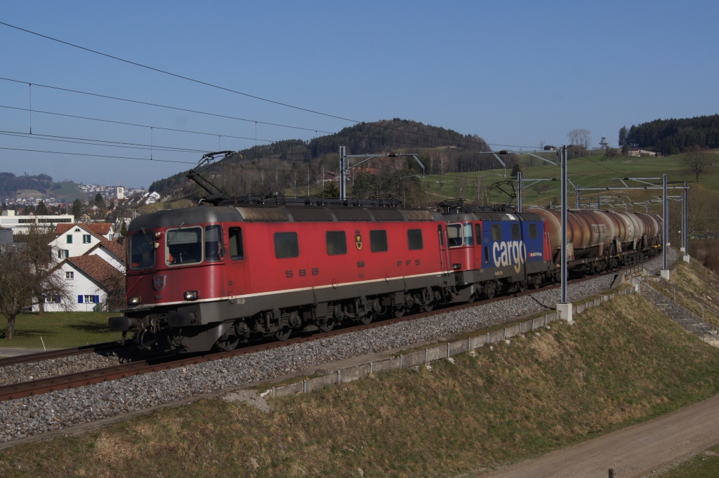 Re 6/6 11648 und Re 420 178-6 ziehen am 16.3.12 einen Tankzug von Sirnach Richtung Eschlikon.