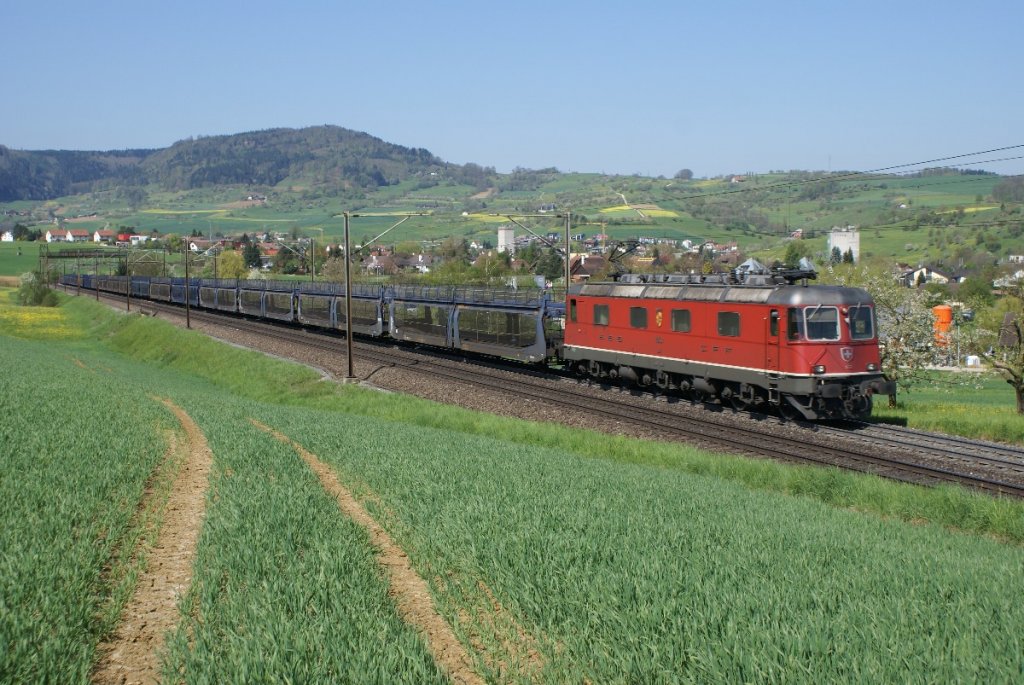 Re 6/6 11653 zieht am 27.4.10 einen leeren Autozug Richtung Bzberg. Das Bild entstand bei Frick.