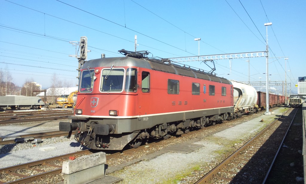 Re 6/6  11656 mit dem 62330 RBL - Emmenbrcke 
bei der berholung in Zofingen.
22.03.2013