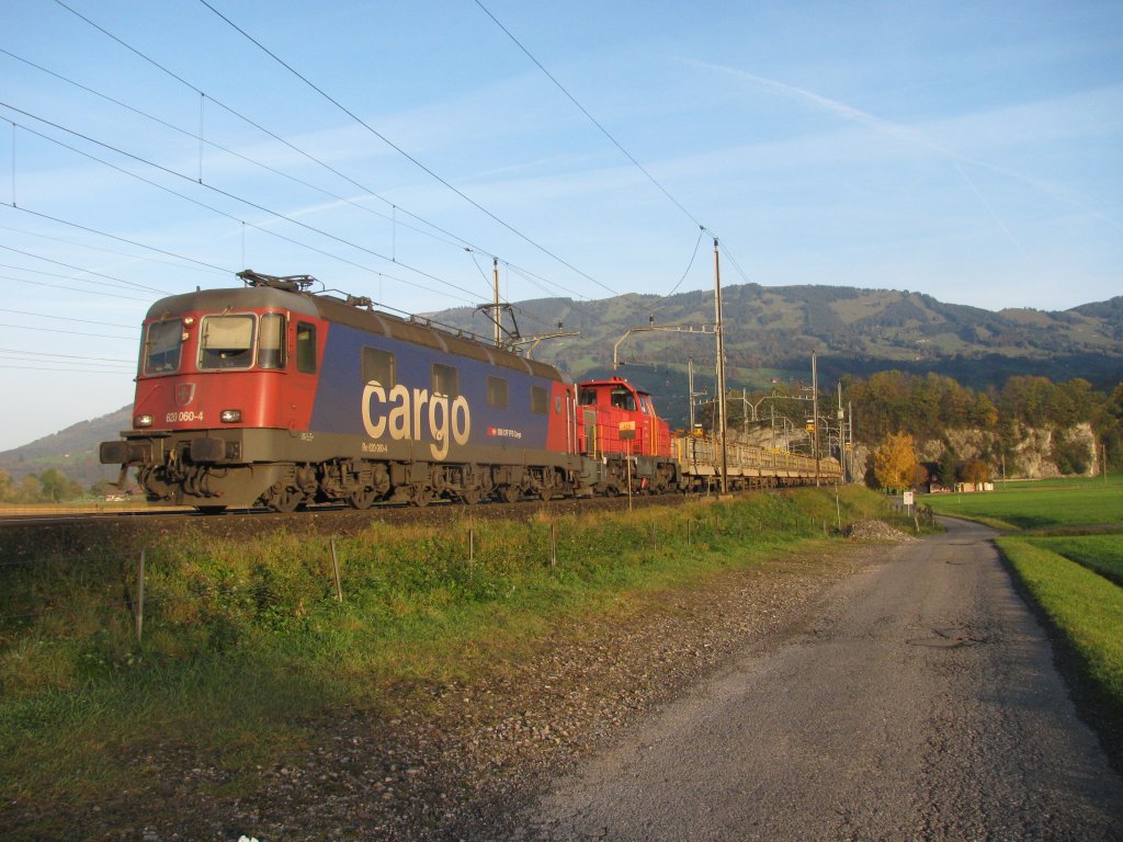 Re 6/6 11660 mit Bauzug bei Schwyz am 27.10.2009
