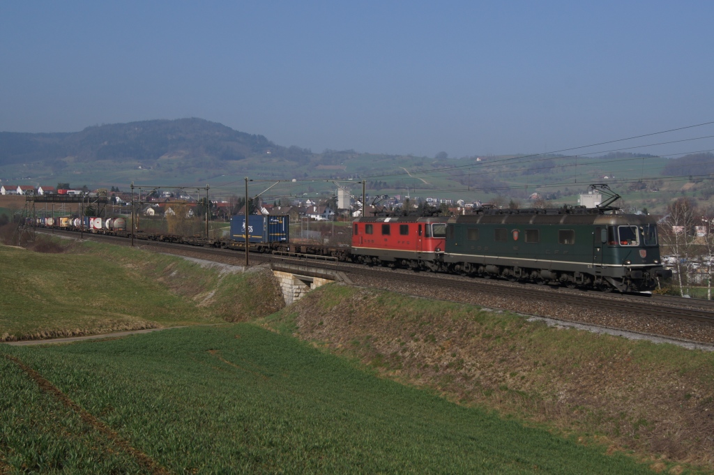 Re 6/6 11662 und Re 4/4 II 11326 verlassen am 21.3.12 Frick mit einem Containerzug.