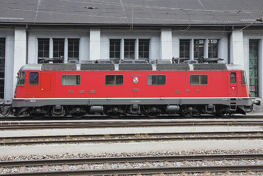 Re 6/6 11666 Stein am Rhein hat Sonntagspause und steht im Bahnhof Erstfeld vor dem Depot. Aufnahme vom 11. Juli 2010, 16:43.