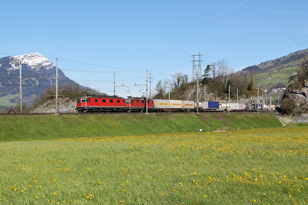 Re 6/6 11668 + Re 4/4 11339 mit einem KLV Zug am 26.04.2012 bei Steinen.