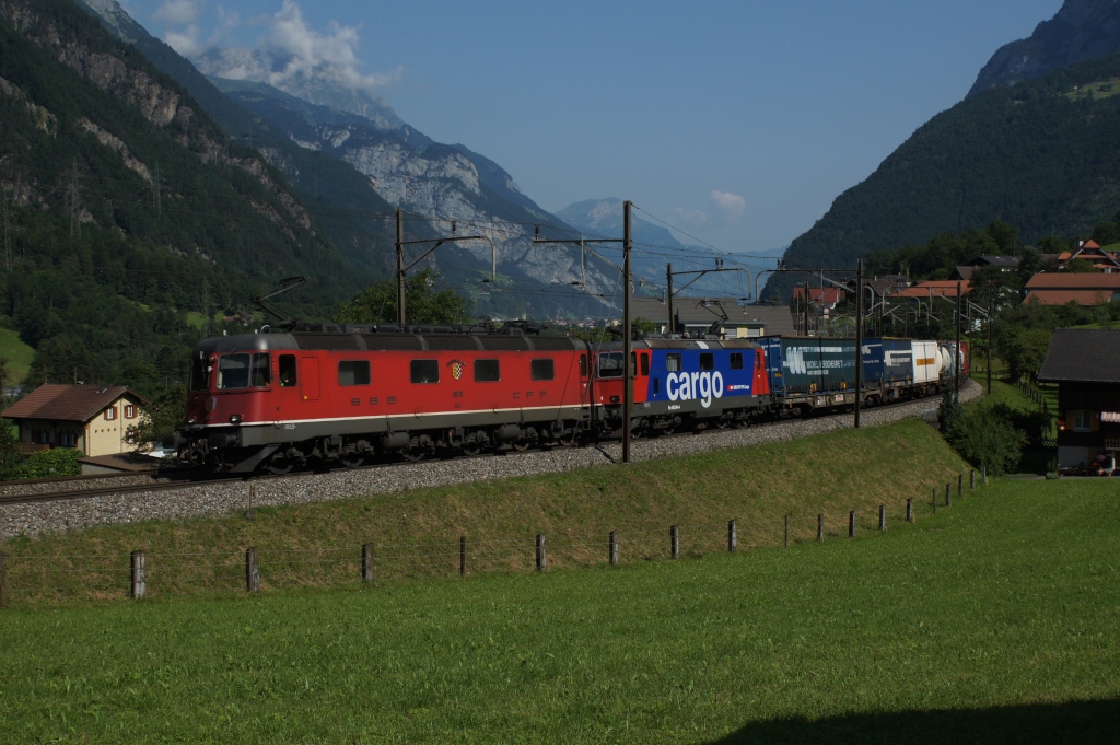 Re 6/6 11670 und Re 420 344-4 ziehen am 25.7.12 einen Containerzug die Gotthard-Nordrampe hinauf, hier bei Silenen.