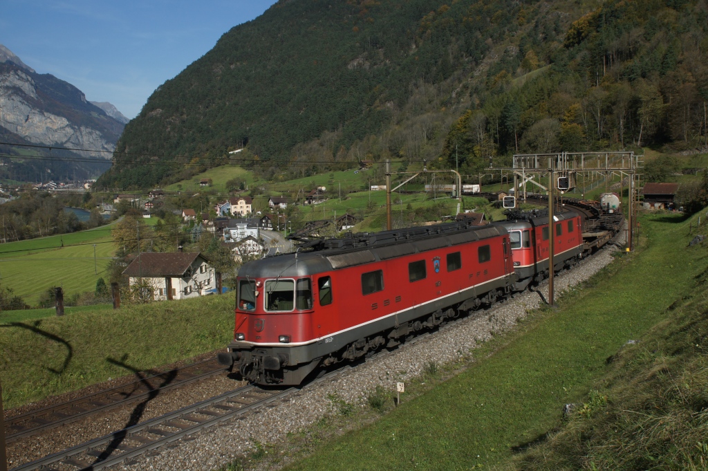Re 6/6 11671 und Re 4/4 II 11348 verlassen am 20.10.2012 Erstfeld.