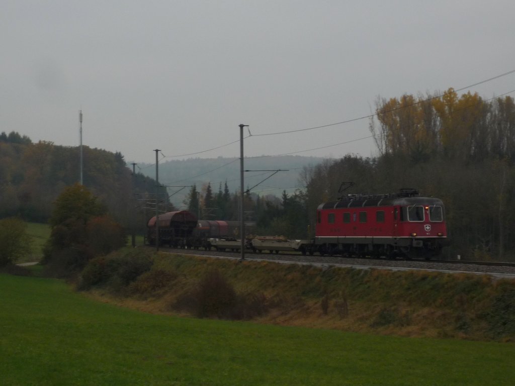 Re 6/6 11672  Balerna  mit FE 44689 Kornwestheim - Zrich zwischen Jestetten und Lottstetten. 30.10.09