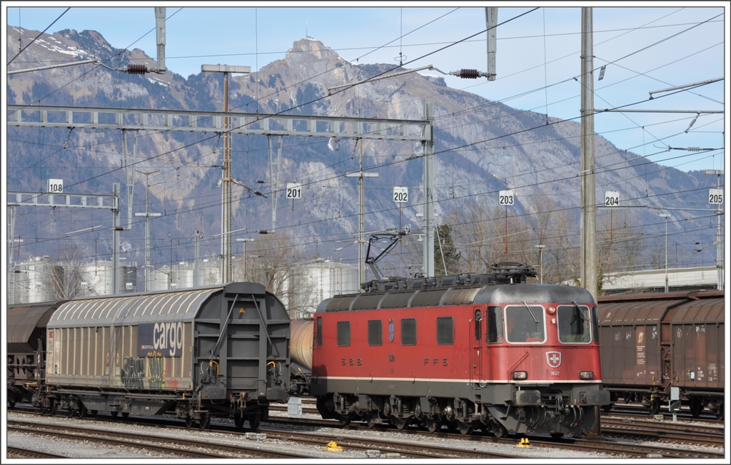 Re 6/6 11672  Balerna  wartet auf die Abfahrt in Buchs SG. Im Hintergrund ist der Hohe Kasten im Alpsteinmassiv zu sehen, auf dessen Spitze sich ein Drehrestaurant befindet. (15.03.2011)