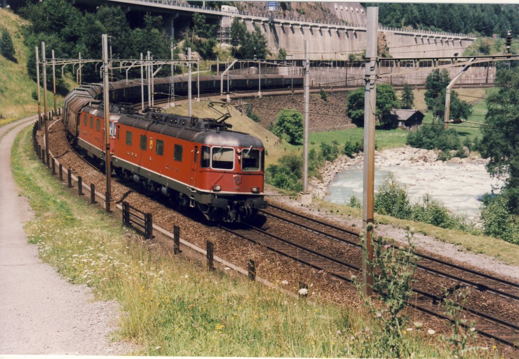 Re 6/6 11677 unterhalb Wassen in der Wattinger Kurve am 31.07.2001