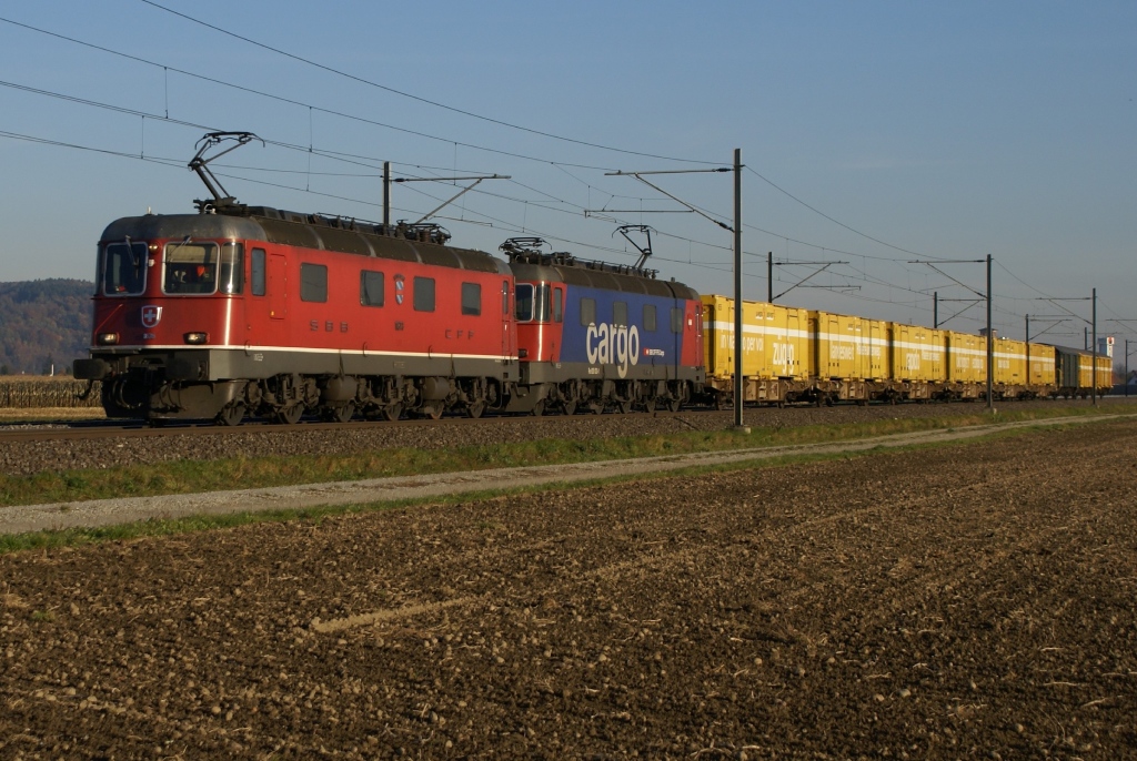 Re 6/6 11678 und Re 620 033-1ziehen am 31.10.10 den Postzug  90804 Richtung Hendschiken.