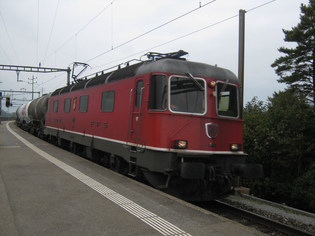 Re 6/6 11681 mit Gterzug bei Durchfahrt in Bad Ragaz, 15.10.2010.