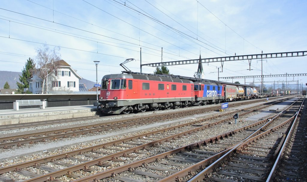 Re 6/6 11681 und eine Re 421 mit Gterzug bei Durchfahrt in Kaiseraugst, 06.03.2013.