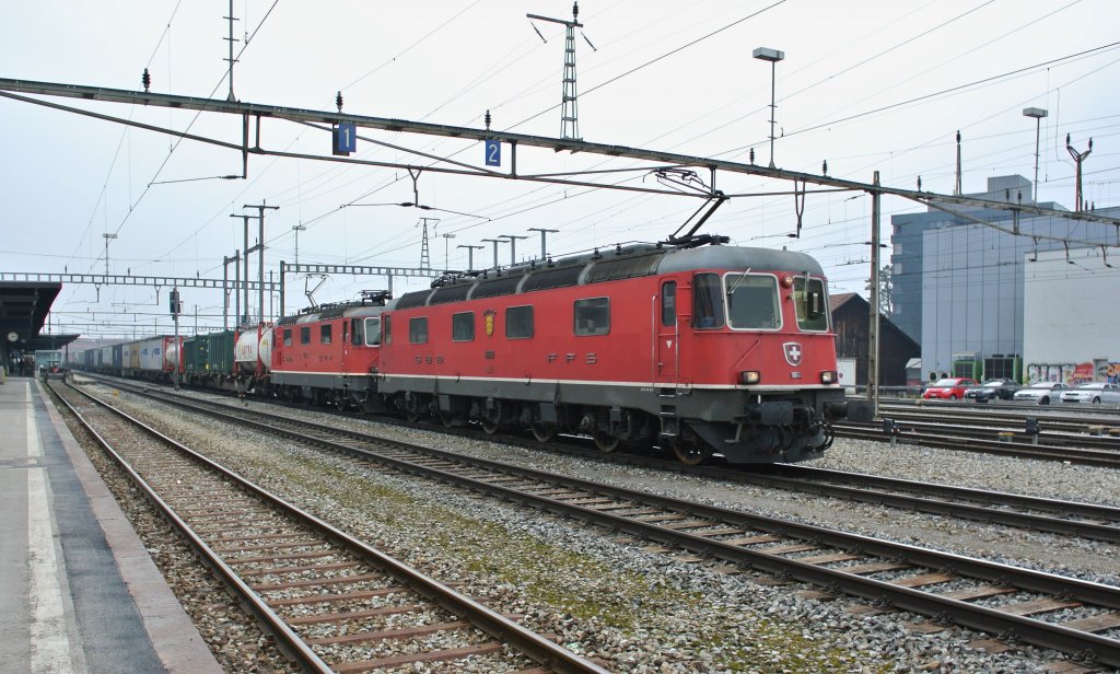 Re 6/6 11682 und Re 4/4 II 11343 mit Gterzug bei Durchfahrt in Thun, 06.04.2013.