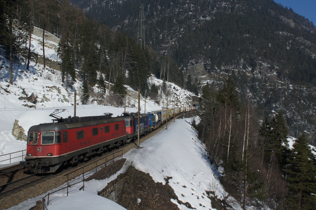 Re 6/6 11689 und Re 420 347-7 befinden sich am 03.02.2013 oberhalb von Wassen.