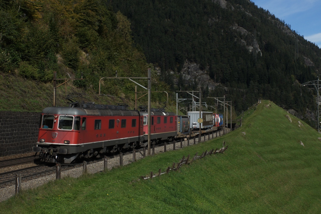 Re 6/6 11689 und Re 4/4 II 11334 ziehen am 6.10.12 einen Containerzug von Wassen Richtung Gschenen.