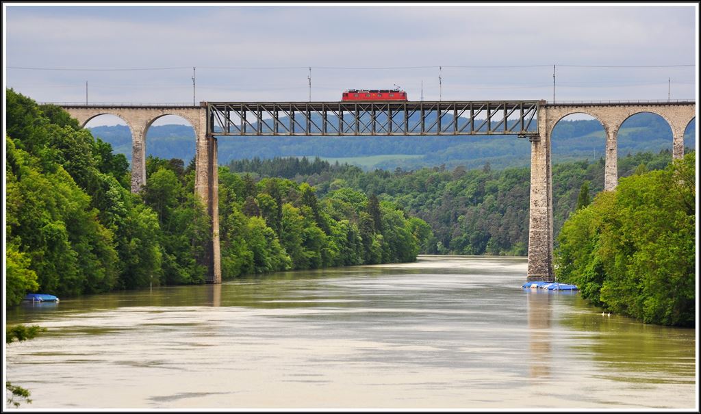 Re 6/6 auf dem Eglisauer Viadukt mit gengendem Abstand zum gegenwrtigen Hochwasser im Rhein. (03.06.2013)