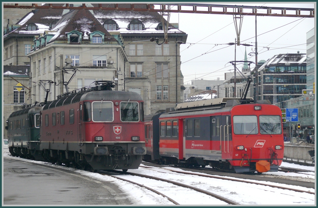 Re 6/6 grn 11663  Eglisau  und Re 6/6 rot 11610  Spreitenbach  und einfahrender Regio aus Appenzell mit BDeh 4/4 12 in St.Gallen Nebenbahnhof. (21.12.2010)