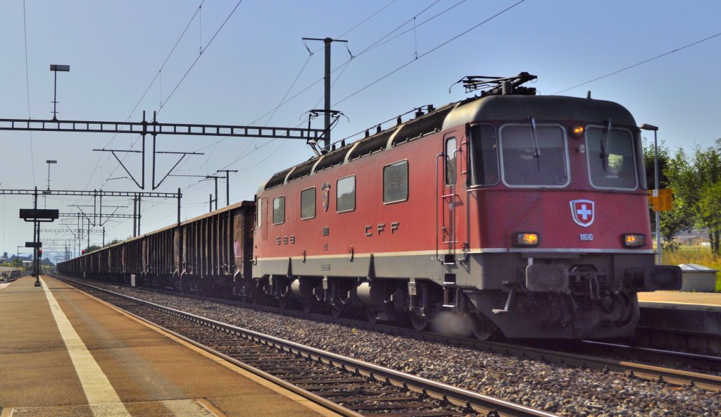 Re 6/6 mit Gterzug bei der Durchfahrt in Schpfen, Aufgenommen am 30.06.2012