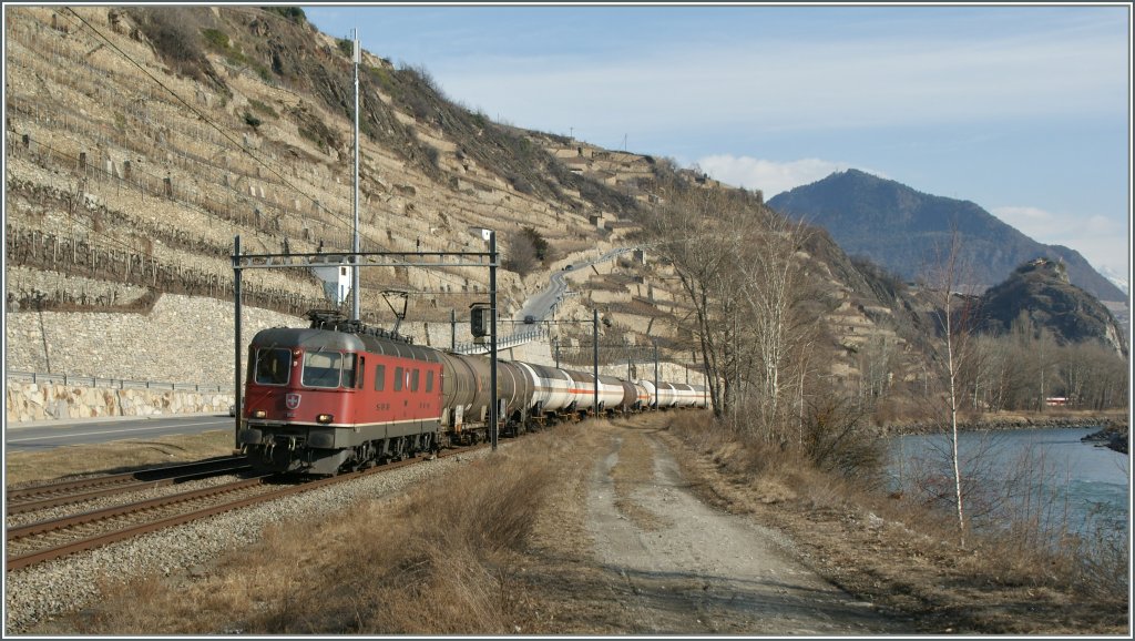 Re 6/6 N° 11632 mit einem Güterzug zwischen St-Léonard und Sion am 14. Februar 2011.
