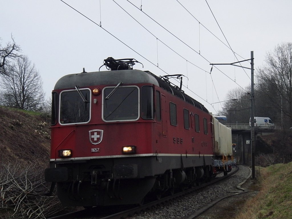 Re 6/6 Nr. 11657 mit nur einem Wagen auf der Sd-Ost-Bahn am 01.03.2011 bei Olmishusen auf der Fahrt von Romanshorn Richtung St. Gallen.