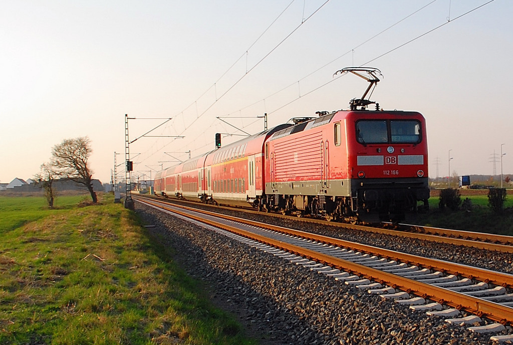 RE 7 bei Allerheiligen am 28.3.2012 geschoben von der 112 166 gen Krefeld.