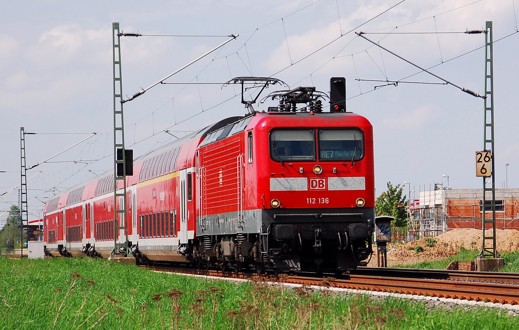 RE 7 von Krefeld nach Rheine gezogen von der 112 136 am 4.5.2012 bei Allerheiligen.