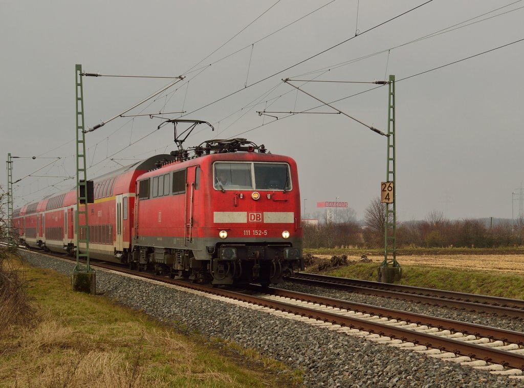 RE 7 nach Rheine am Samstag den 16.2.2013 zwischen Allerheiligen und Nievenheim gezogen von der 111 152-5 die hier mit gut 140 KM/h vorbei donnert.
