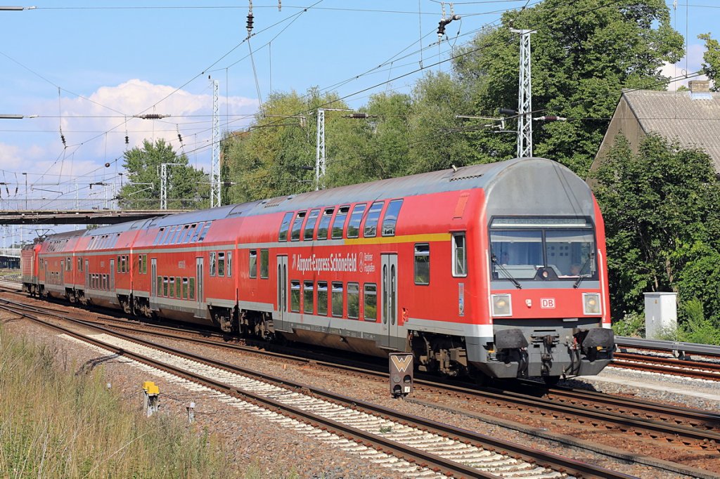 RE 7 (RE 18720)  nach Wnsdorf-Waldstadt  am 02. August 2011 mit 143 360 als Schublok  bei der Ausfahrt aus dem   Bahnhof  Berlin Schnefeld Flughafen Richtung Blankenfelde(Teltow-Flming).