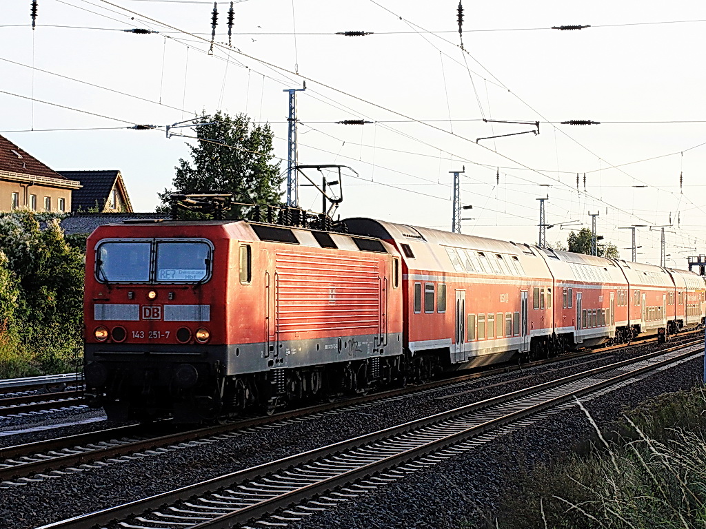 RE 7 (RE 18731) nach Dessau Hauptbahnhof  am 16. September  2011 mit 143 251-7 in Richtung  Bahnhof Berlin Schnefeld zur Weiterfahrt nach Berlin-Karlshorst.
