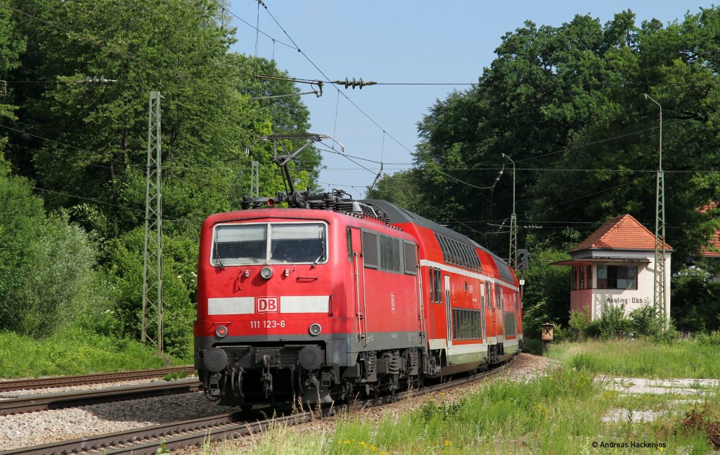RE 79016 (bersee-Mnchen Hbf) mit Schublok 111 123-6 in Aling 4.6.11